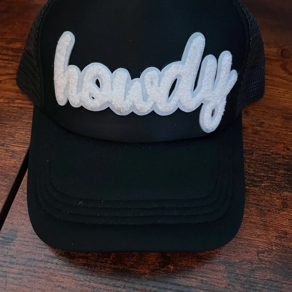 Black 'Howdy' hat